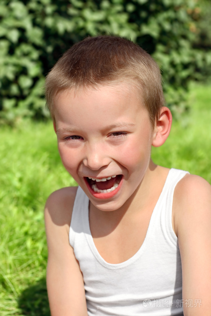小男孩笑