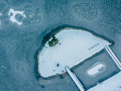冰雪覆盖的岛屿的空中摄影与冰冻的 La