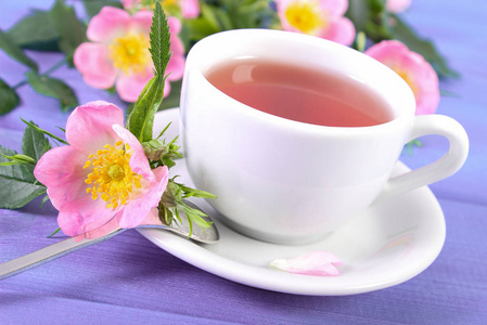 喝杯茶，在板上的野生玫瑰花朵