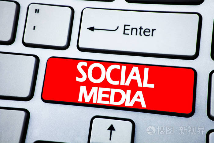 手写公告文本, 显示社交媒体。键盘背景下以红色键写的全球互联网网络的商业概念