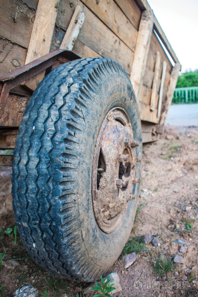 花园中的木质拖车