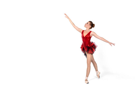 指出的芭蕾舞演员和一件红色的连衣裙跳舞