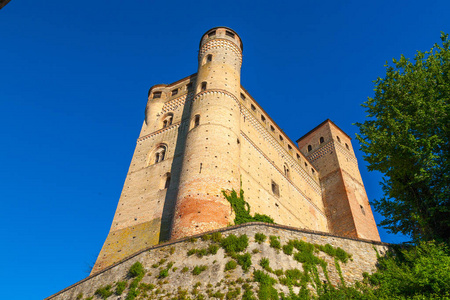 Serralunga, 皮埃蒙特的城堡, 意大利山麓