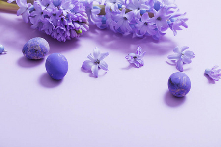 复活节彩蛋与春天的花朵