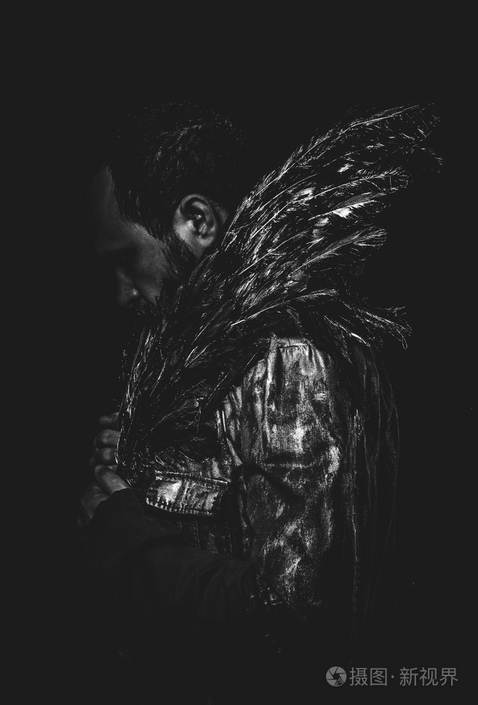 披着金色翅膀的男人