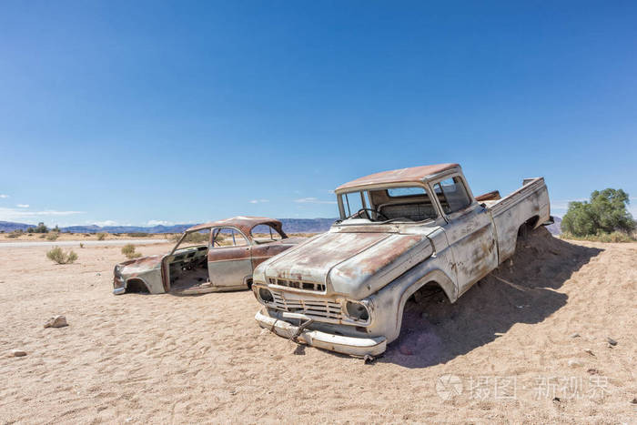 旧的和废弃的汽车在纳米比亚的沙漠, 当场称为接龙
