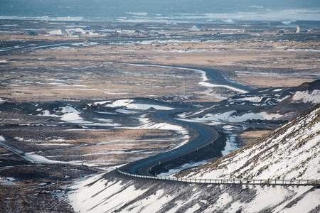 冰岛弯曲的海滨公路。在冬季驾驶。冰岛岸线沥青路