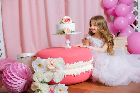 气球玫瑰金发碧眼的小女孩庆祝生日快乐党与玫瑰装饰, 气球和蛋糕照片