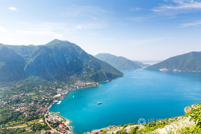 蓝色的大海和山