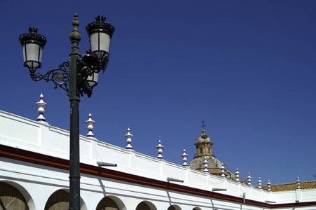 Carmona 塞维利亚 西班牙。Carmona 市广场的灯柱
