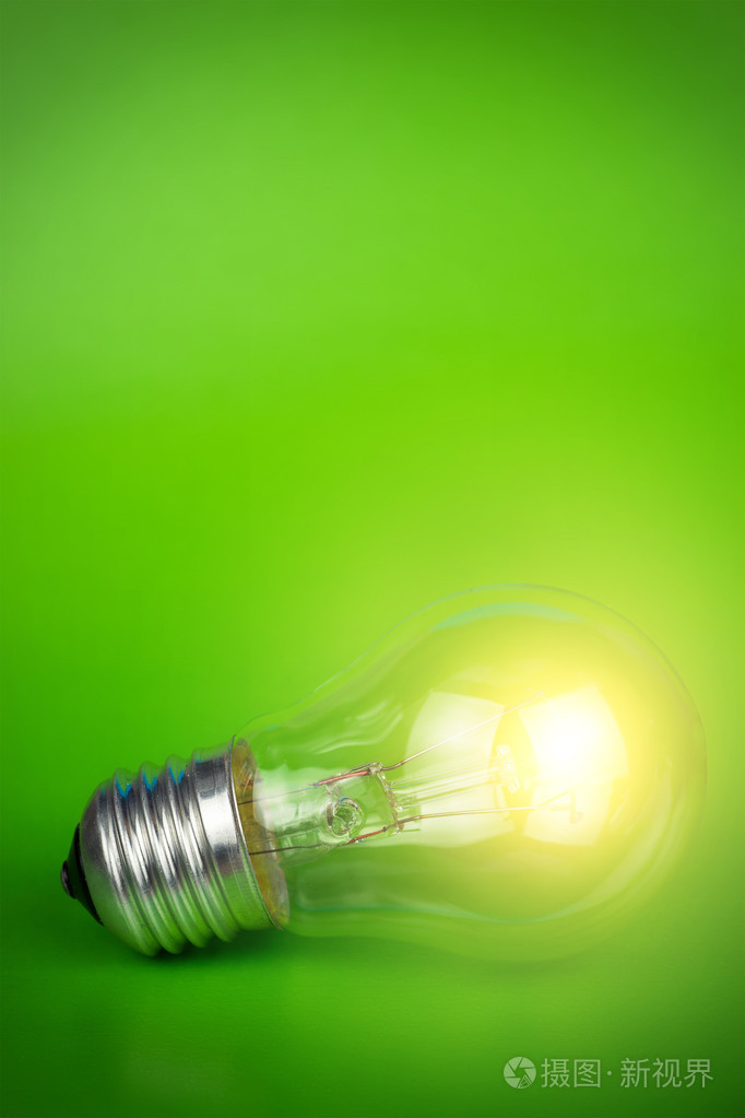 发光的灯泡在绿色背景照片-正版商用图片079ld9-摄图新视界