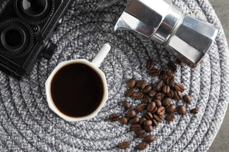 咖啡杯和豆咖啡壶复古风格背景板垫灰色的装饰在咖啡店