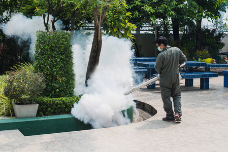 蚊子灭蚊男子工作喷雾灭蚊预防传播登革热及 zika 病毒照片