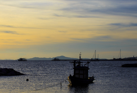 美丽的夕阳在热带海在夏季时间