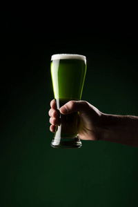 人藏品玻璃绿色啤酒的被裁剪的形象, st 帕特里克天概念
