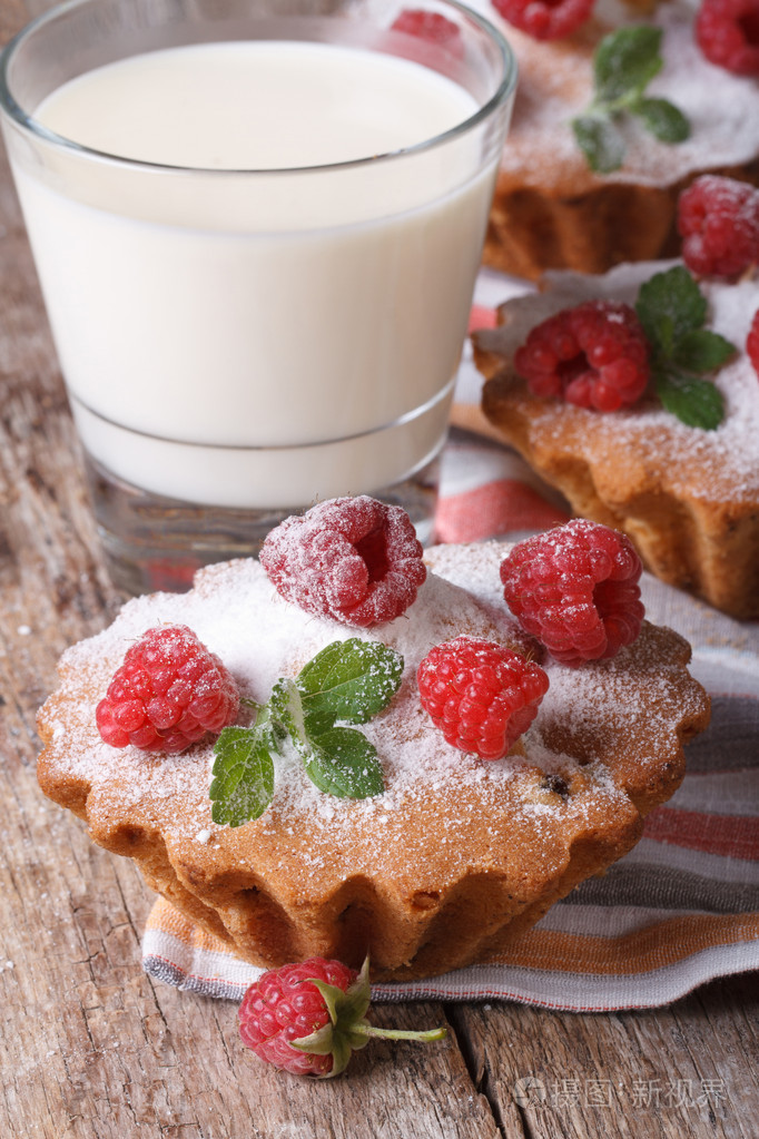 覆盆子蛋糕特写与垂直一杯牛奶