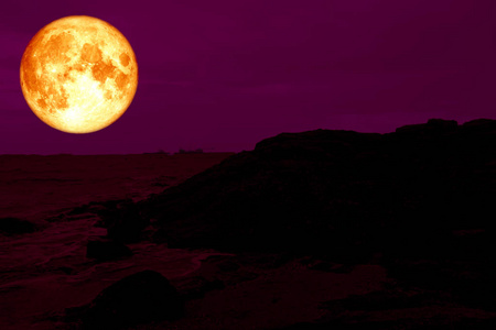 血液粉红色月亮后面剪影岩石山在海岸, 这个图片的元素由 Nasa 装备