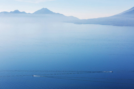 美丽的湖阿特蒂兰湖和火山在危地马拉的高地, 中美洲