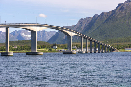 Andenes 和 Niksund 在挪威罗弗敦群岛之间的桥梁