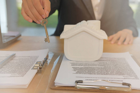 房地产经纪人与房屋模型, 关键和按揭贷款协议。购买租赁房产