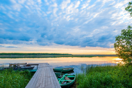 一个风景如画的湖泊和一个木 pirksrannim 早晨, 有 n