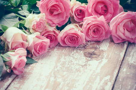 粉红玫瑰的旧木板