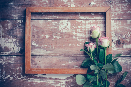 粉红玫瑰和一个木制框架
