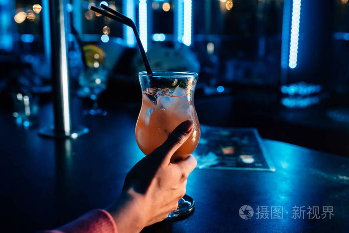 手里的鸡尾酒
