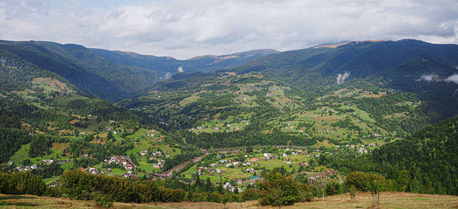 绿山村在绿色森林