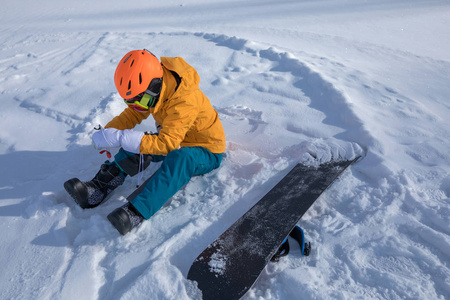 东北年轻女子滑雪在冬天山