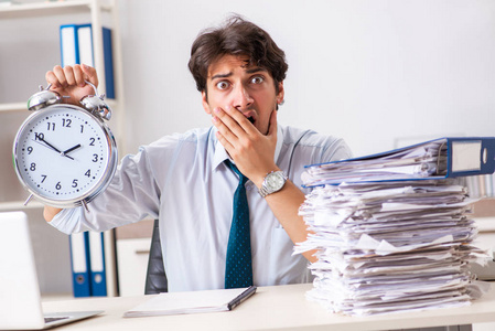 多文件超负荷的忙碌的员工, 工作和文件过多照片