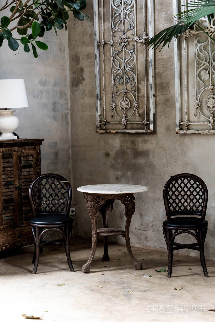 老式房间的椅子和桌子