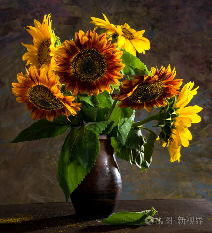 美丽的向日葵在花瓶里