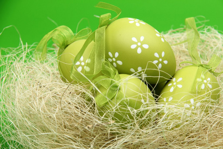 绿色蛋复活节篮子中的模式