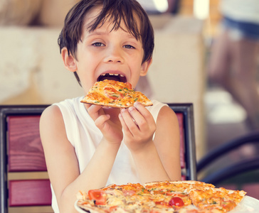 吃披萨的男孩