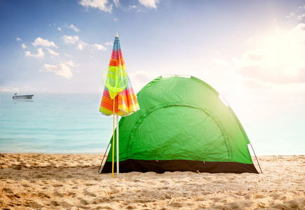 优美的环境下夏天概念，日落海滩上的帐篷