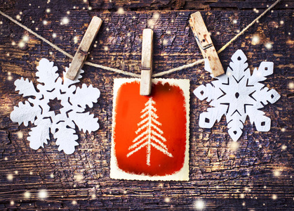 圣诞节装饰的特写镜头在老式风格挂在绳子上的木背景