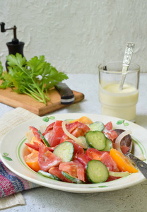 素食健康沙拉配新鲜成熟夏季蔬菜 西红柿 黄瓜 辣椒 洋葱上的轻木背景