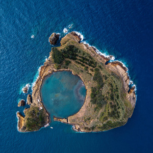 维尔语的胰岛顶部视图在葡萄牙的亚速尔群岛群岛附近的一座古老的水下口形成了草原。