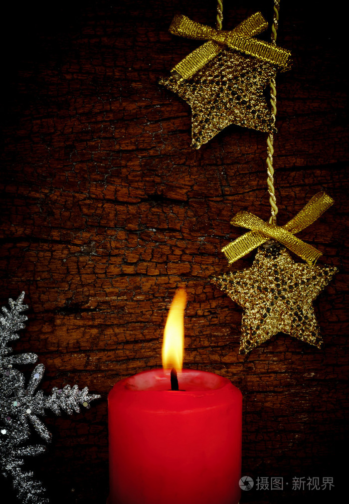 单点亮红色的圣诞蜡烛