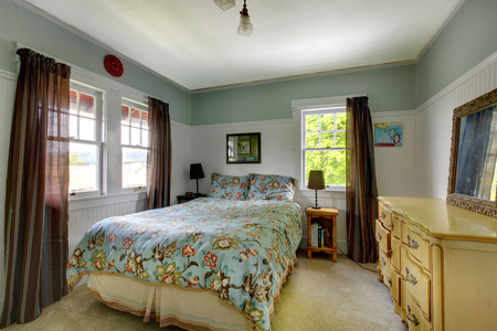 卧室的内部与蓝色和棕色