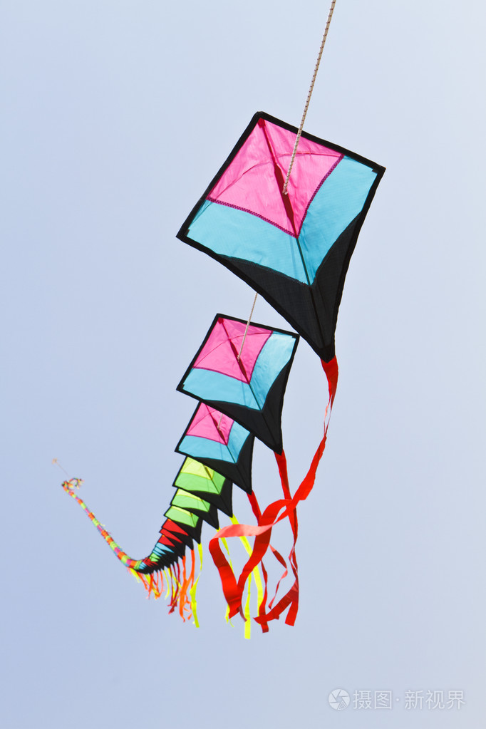 五颜六色的风筝在蓝蓝的天空上