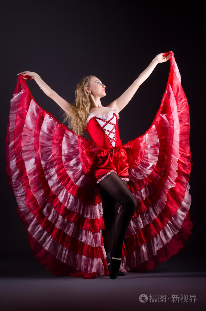 红色穿裙子跳舞跳舞的女孩照片-正版商用图片07a52g-摄图新视界