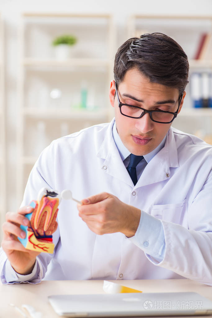 牙科医院工作的年轻牙医