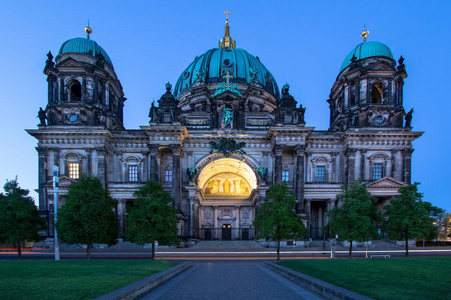 到了晚上，德国柏林大教堂