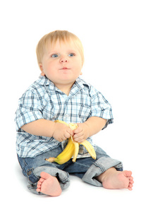 香蕉 孤立在白色的小男孩