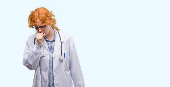 年轻的红发女人穿医生制服感觉不适和咳嗽作为症状感冒或支气管炎。医疗保健理念
