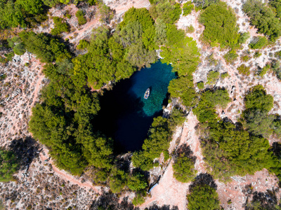 Melissani 洞 Cephalonia 凯法利尼亚 从上面看与头