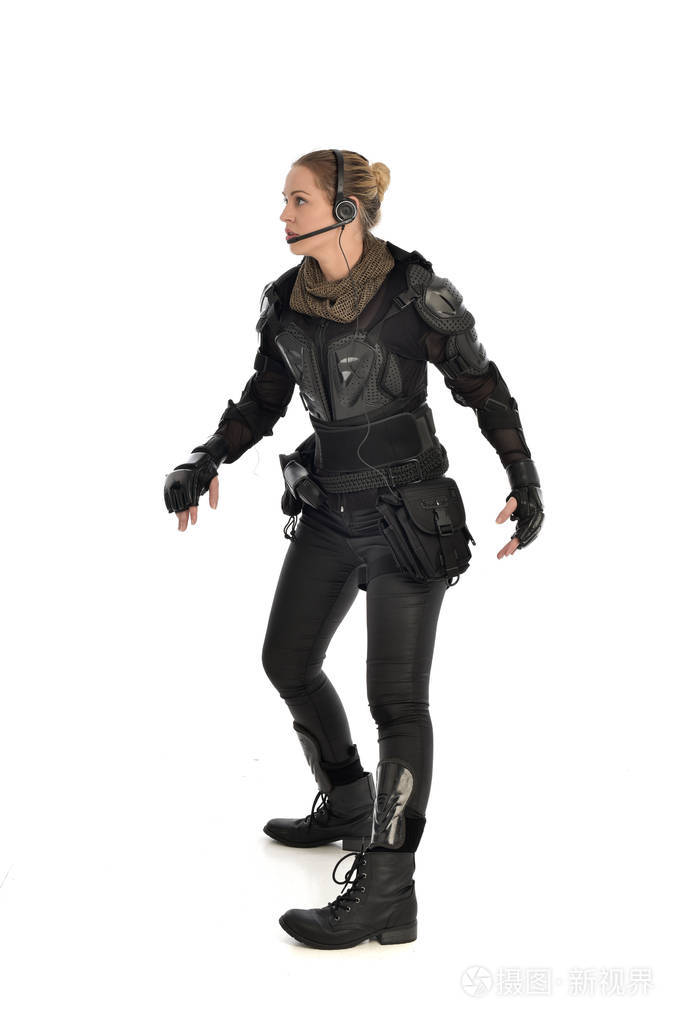身穿黑色战术盔甲的女士兵全长肖像, 在白色演播室背景下被隔离