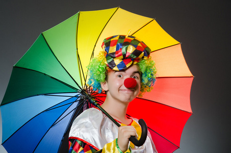 用五颜六色的伞的滑稽小丑
